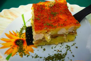 Cartofi cu carne de pui si ciuperci la cuptor