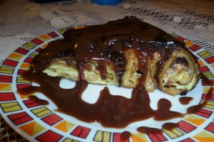 Clatite cu ricotta si stafide gratinate cu budinca de ciocolata