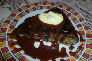 Clatite cu ricotta si stafide gratinate cu budinca de ciocolata