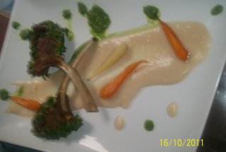 Cotlet de miel servit cu piure de fasole si legume sotate