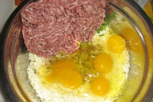 Chiftelute de dovlecei albi cu carne si carne de pui prajita
