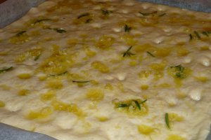 Focaccia alla genovese cu usturoi si rozmarin