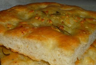 Focaccia alla genovese cu usturoi si rozmarin