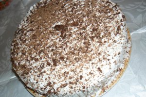 Tort cu crema de frisca si visine
