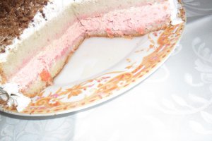 Tort cu crema de frisca si visine