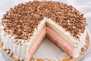 Tort cu crema de frisca si visine