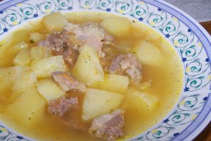 Ciorba cu carne de porc si cartofi