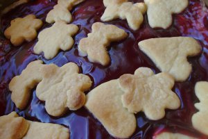 Prăjitură cu brânză şi jeleu de zmeură