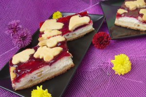 Prăjitură cu brânză şi jeleu de zmeură