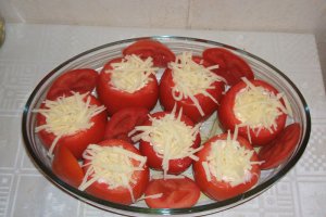 Roşii la cuptor, umplute cu brânză