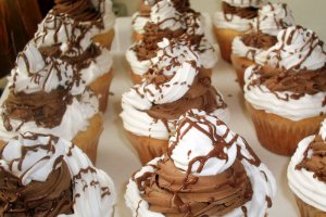 Cupcakes cu ciocolata si frisca