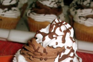 Cupcakes cu ciocolata si frisca
