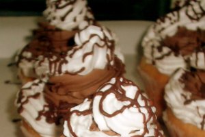 Cupcakes cu ciocolata si frisca