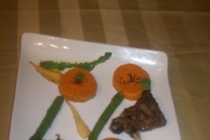 Cotlet de vitel umplut cu garnitura de cartofi dulci si sparanghel