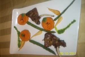 Cotlet de vitel umplut cu garnitura de cartofi dulci si sparanghel