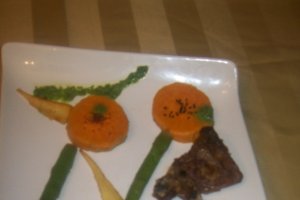 Cotlet de vitel umplut cu garnitura de cartofi dulci si sparanghel