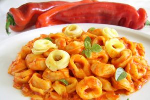 Tortellini cu sos de ardei