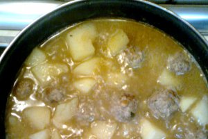 Supa de chiftele cu cartofi