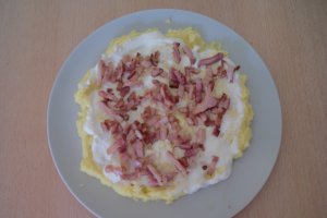 Tarta de mamaliga cu bacon si oua