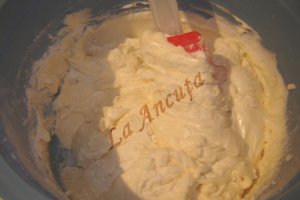 Tort cu piersici si piscoturi