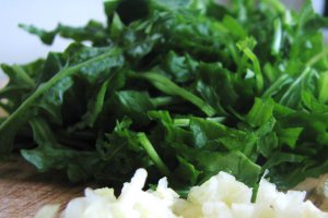 Mic dejun fancy: omleta cu carne de rac si rucola