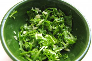 Mic dejun fancy: omleta cu carne de rac si rucola