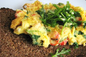 Mic dejun fancy: omleta cu carne de rac si rucola