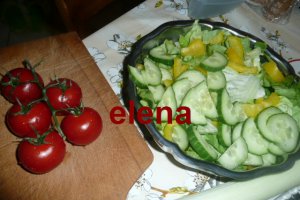 Salata de cruditati cu sos de avocado