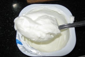 Clatite cu crema de branza si gem de prune