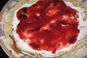 Clatite cu crema de branza si gem de prune