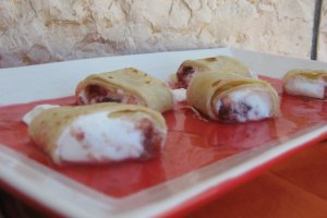 Clatite cu crema de branza si gem de prune