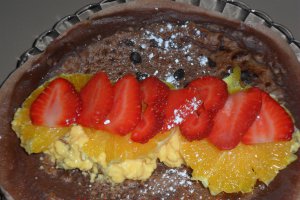Clatite cu cacao, crema si fructe