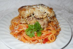 Pulpe de pui cu caşcaval pe pat de spaghete