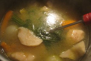 Supa strecurata de pui si legume cu galuste de gris