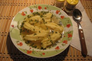 Supa strecurata de pui si legume cu galuste de gris