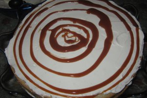 Tort cu frisca si caramel