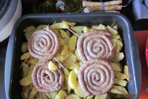 Cartofi la cuptor cu carnaciori proaspeti