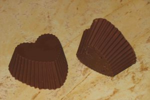 Bomboane de ciocolata cu crema de biscuiti si visine