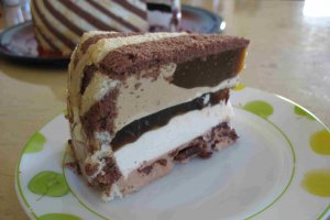 Tort cu 5 creme si blat dungat