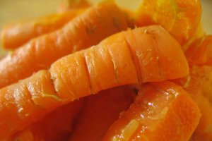 Grisine de chimen cu crema de morcovi si sos de branza
