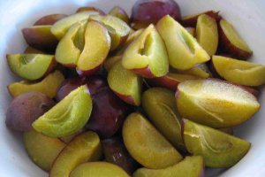 Pui cu sos de prune si crema de branza
