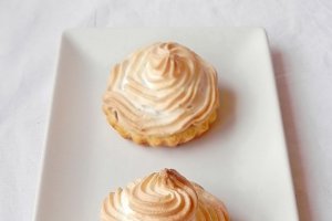 Mini tarte cu visine si bezea