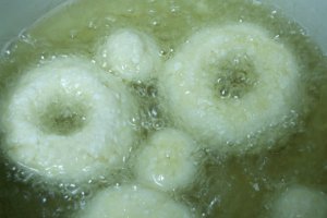 Reteta de preparare a papanasilor cu frisca si finetti