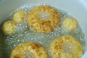 Reteta de preparare a papanasilor cu frisca si finetti