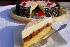 Tort cu rulada de capsuni si crema de vanilie