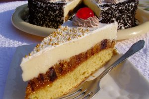 Tort cu rulada de capsuni si crema de vanilie