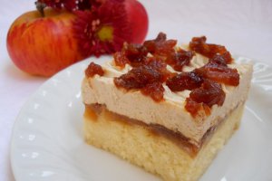 Prăjitură cu mere caramelizate şi crema fina cu scorţişoară