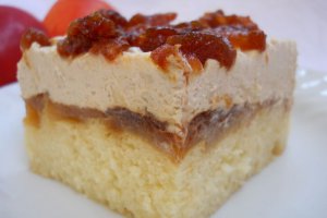 Prăjitură cu mere caramelizate şi crema fina cu scorţişoară