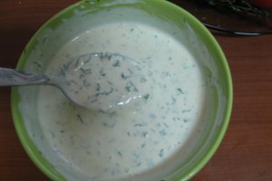 Salata in straturi colorate cu maioneza si iaurt