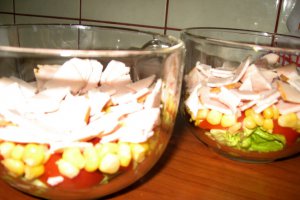 Salata in straturi colorate cu maioneza si iaurt